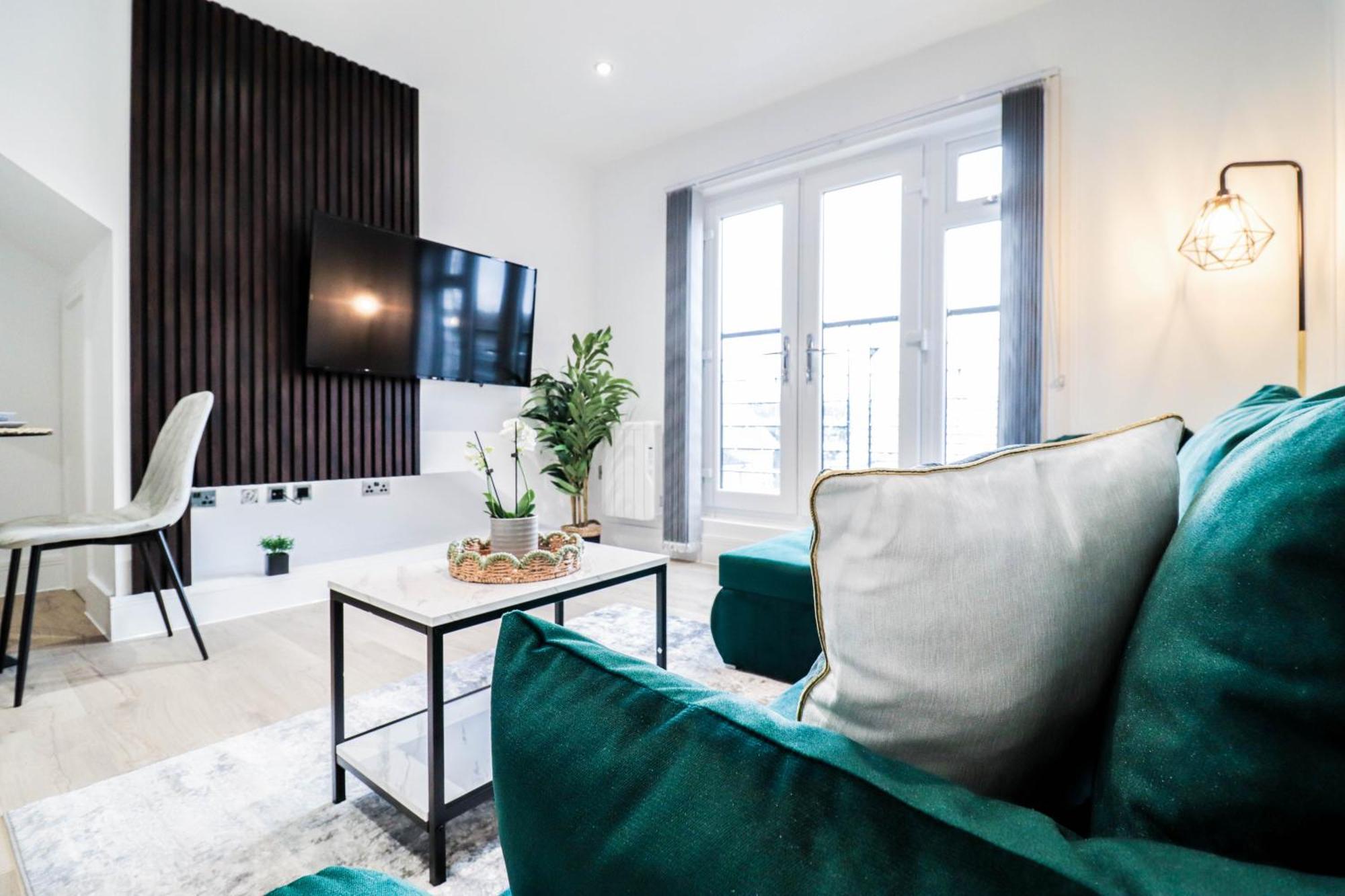 Modern 1-Bed Apartment In Buckinghamshire With Free Wifi, Parking & Garden High Wycombe Exterior photo